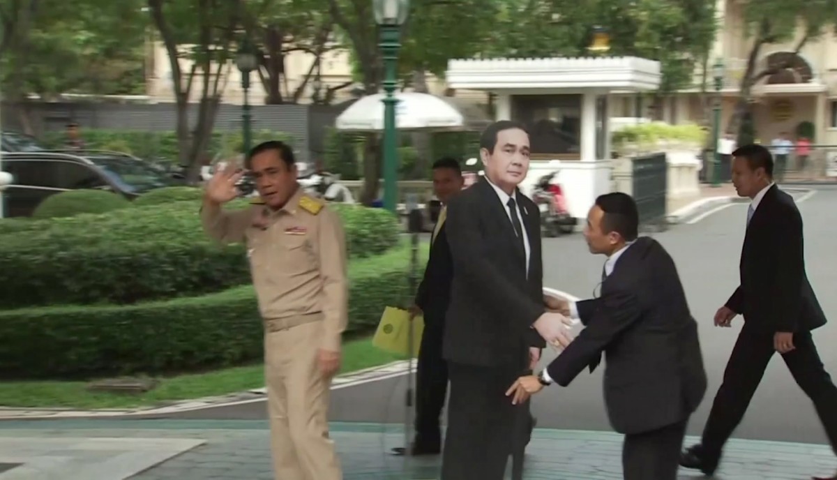 Thailands Premier als Pappfigur vor Journalisten