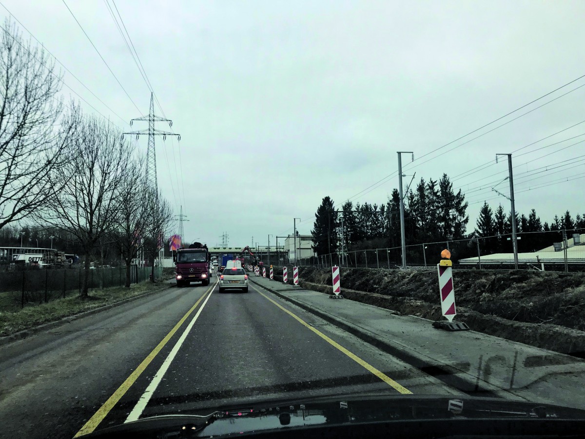 Längere Auffahrt, fließender Verkehr