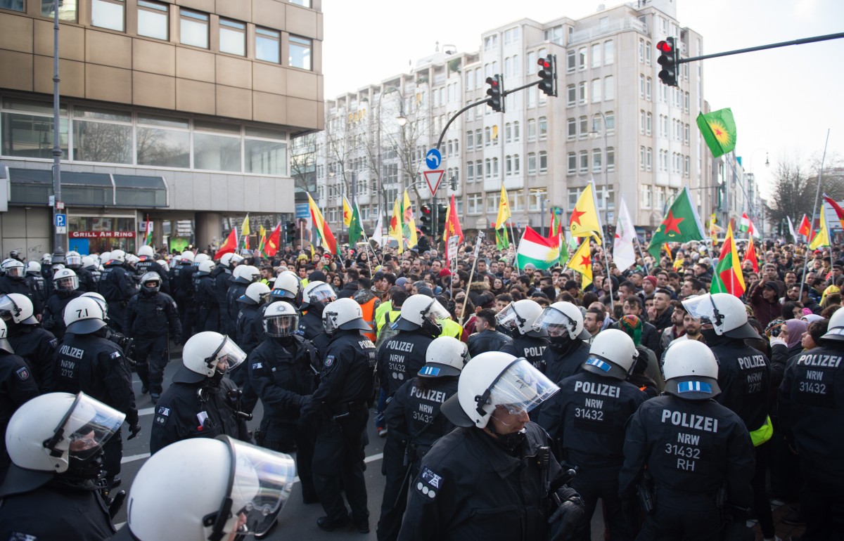 Polizei stoppt Kurden-Demo in Köln