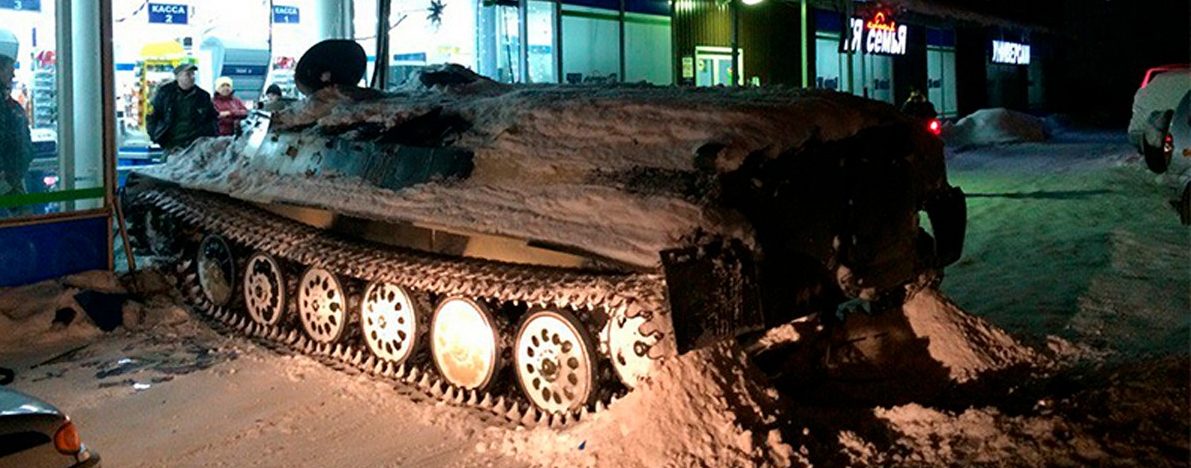Russe klaut Panzer, rammt in Supermarkt – und gönnt sich eine Flasche Wein