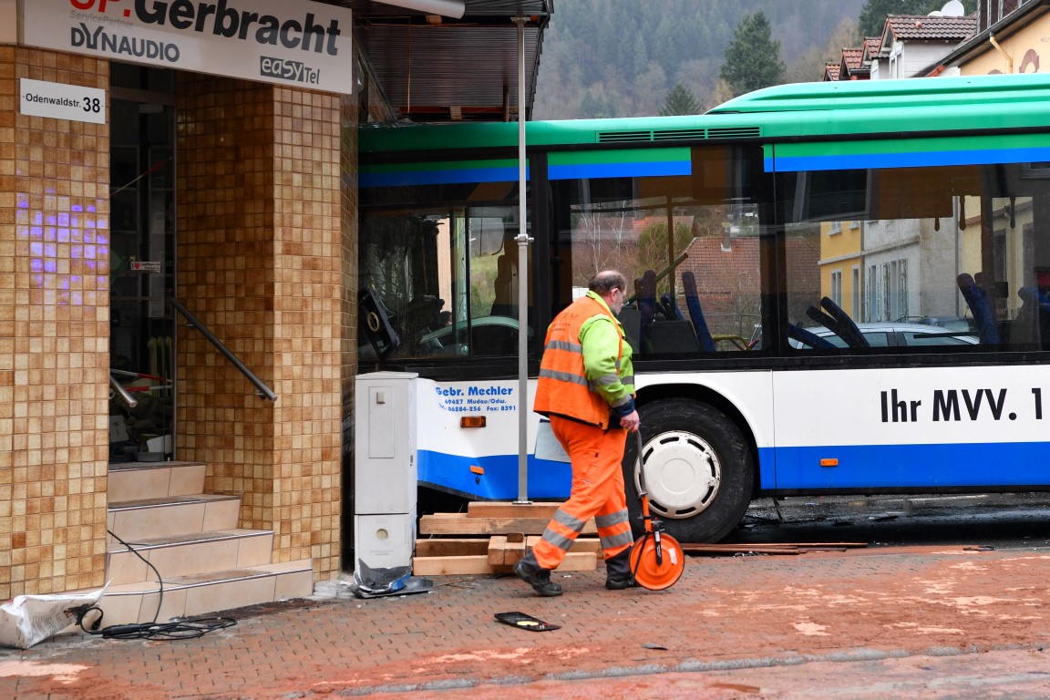Schulbus fährt an Hauswand