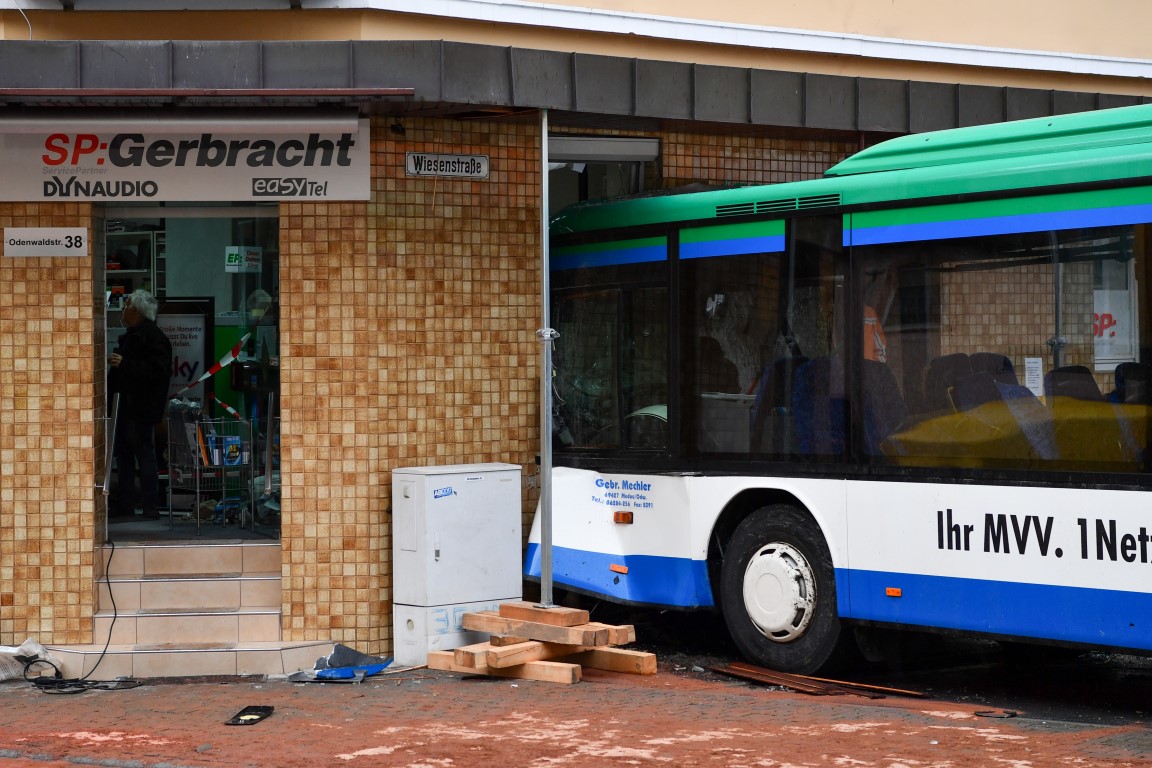 Schulbus fährt an Hauswand