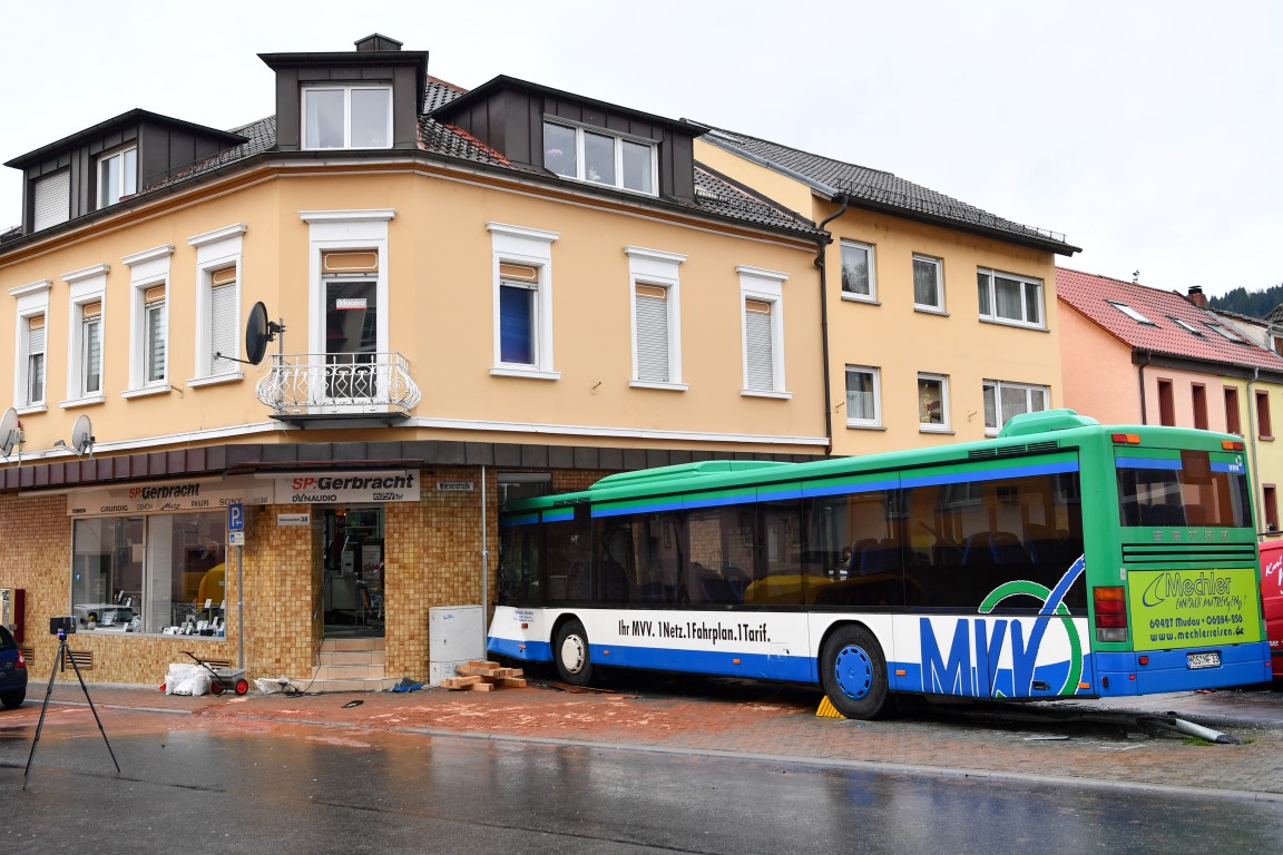 Schulbus fährt an Hauswand