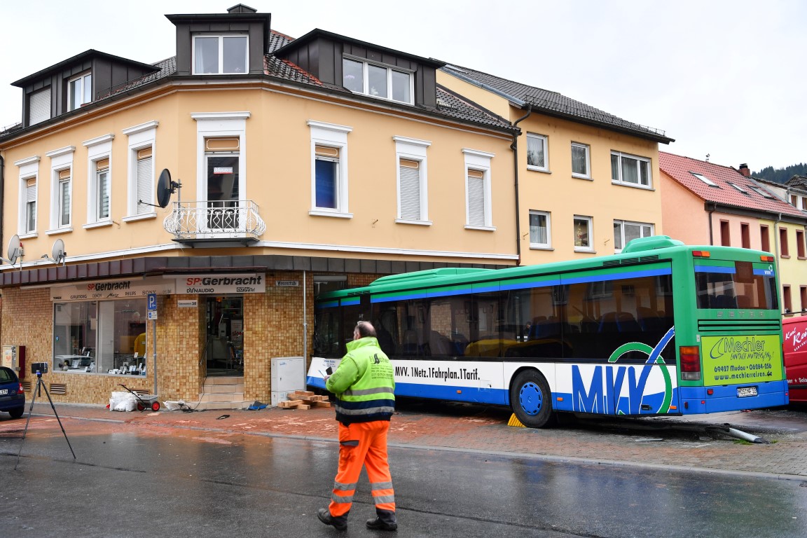 Schulbus fährt in Haus