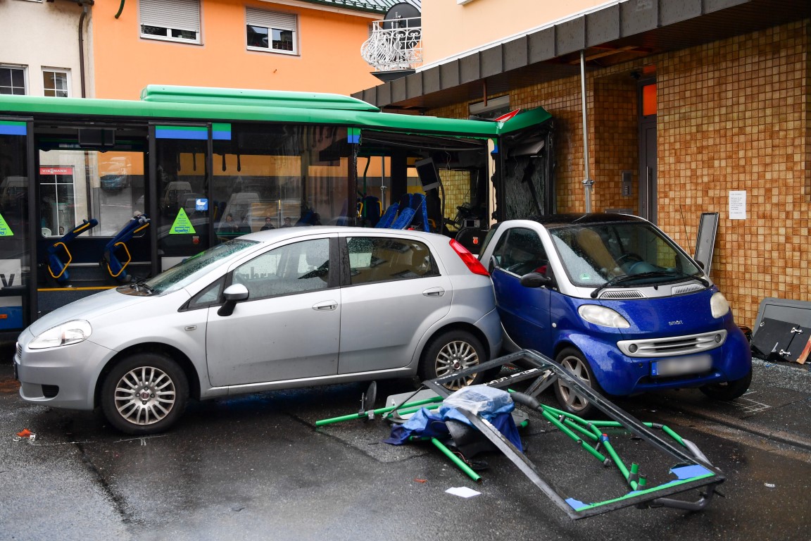 Schulbus fährt an Hauswand