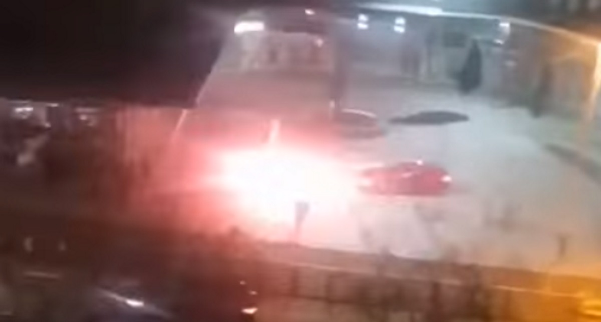 Video: Unbekannte jagen Passanten mit Feuerwerksraketen