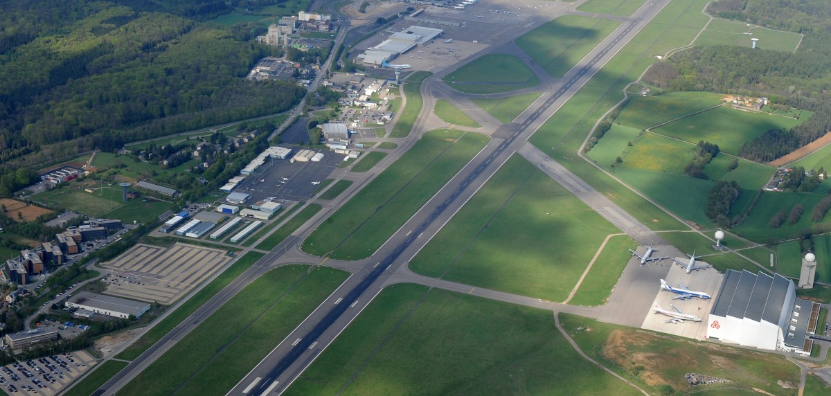 Beschädigte Findel-Landebahn löst Chaos aus