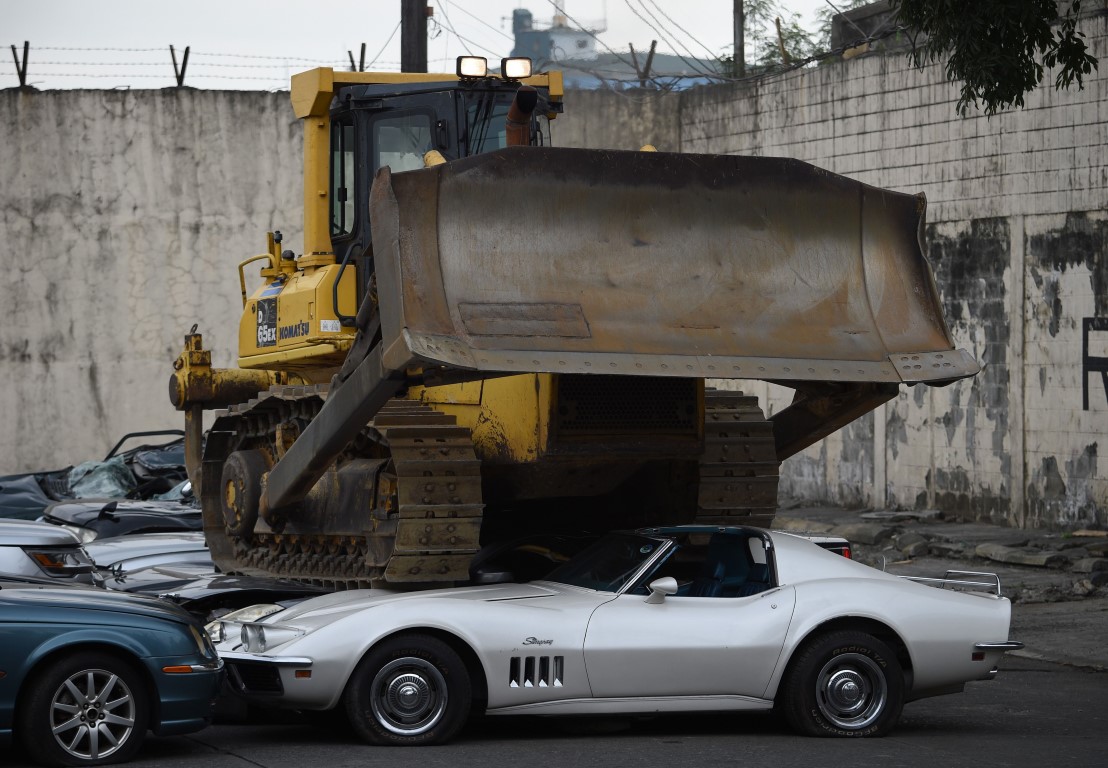 Luxusautos werden in Manila plattgemacht – Fotos: AFP