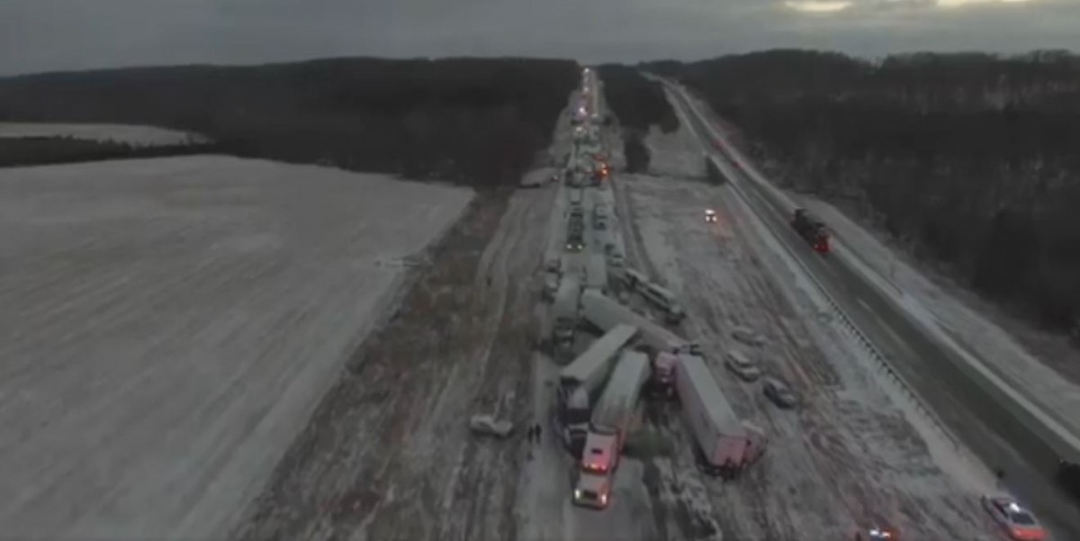 Frau stirbt nach Massenkarambolage mit mehr als 100 Autos