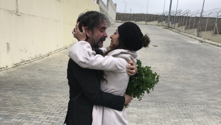 Yücel hält seine Frau wieder in den Armen