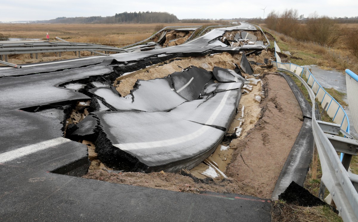 Loch auf der A20 wächst - zweite Fahrbahn abgesackt