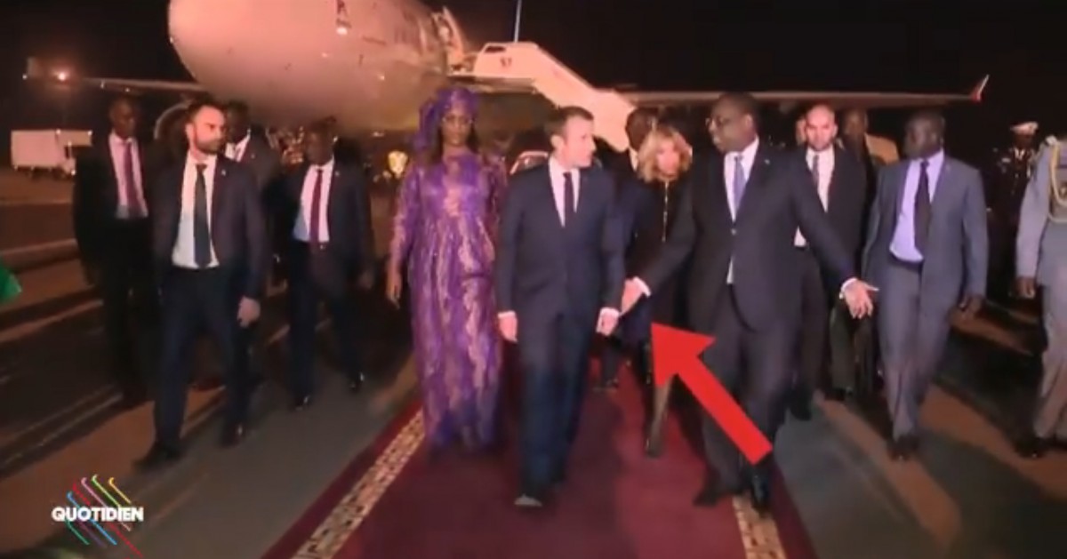 Fehlgriff: Macron streichelt das falsche Händchen