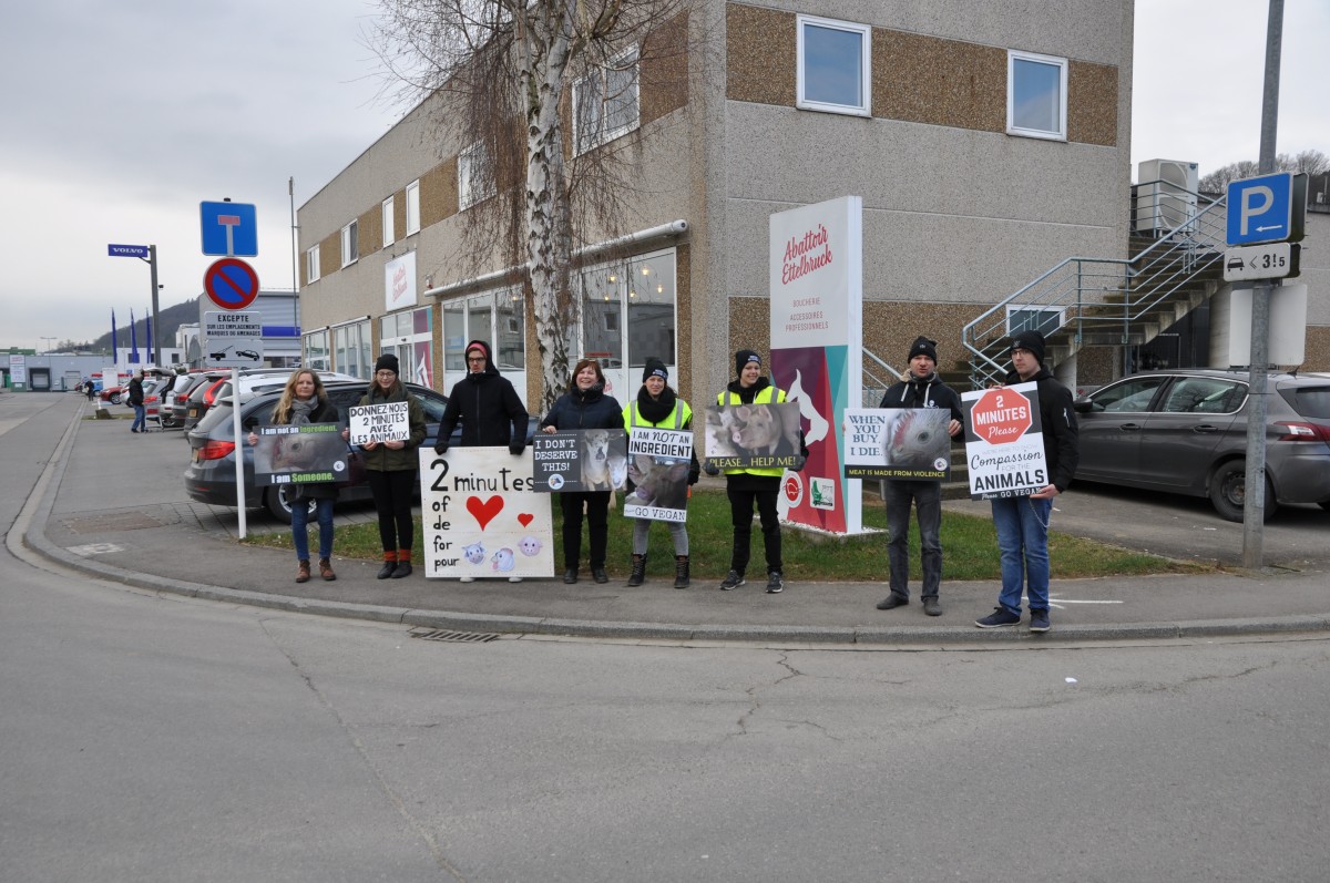 Mahnwache vor dem Ettelbrücker Schlachthof