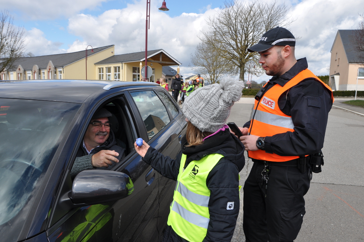 Kinder kontrollieren im Süden den Verkehr – Fotos: Police
