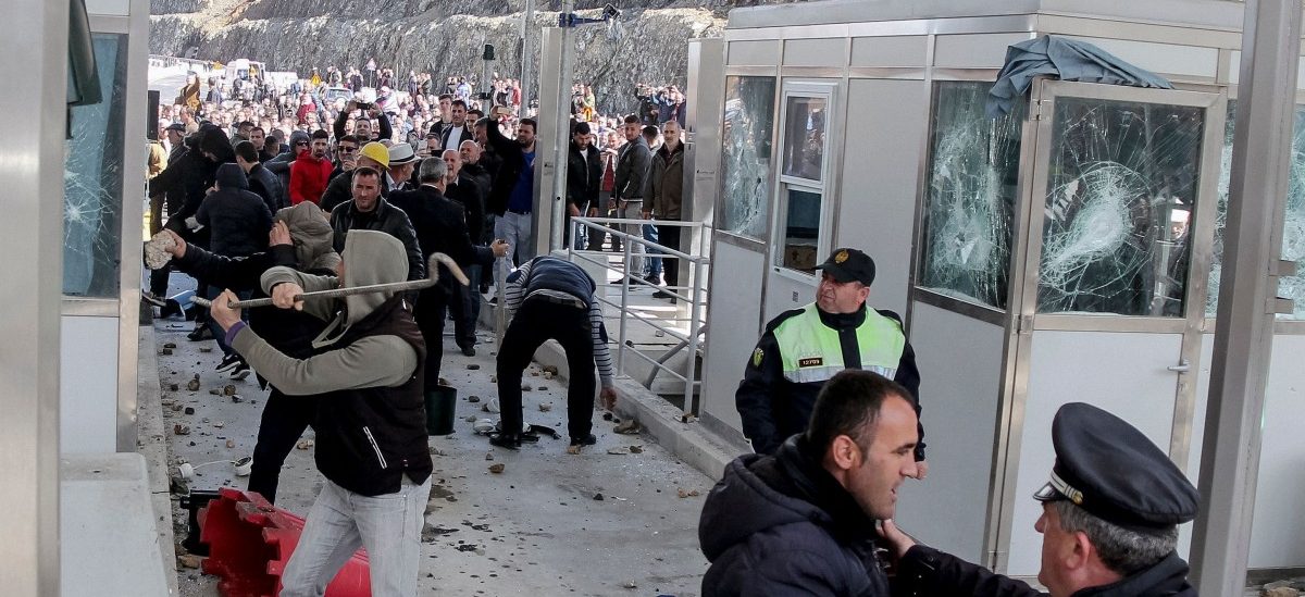Albaner demolieren Mautstelle wegen neuer Autobahngebühr
