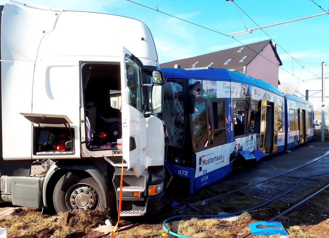 Zusammenstoß Straßenbahn und Lkw