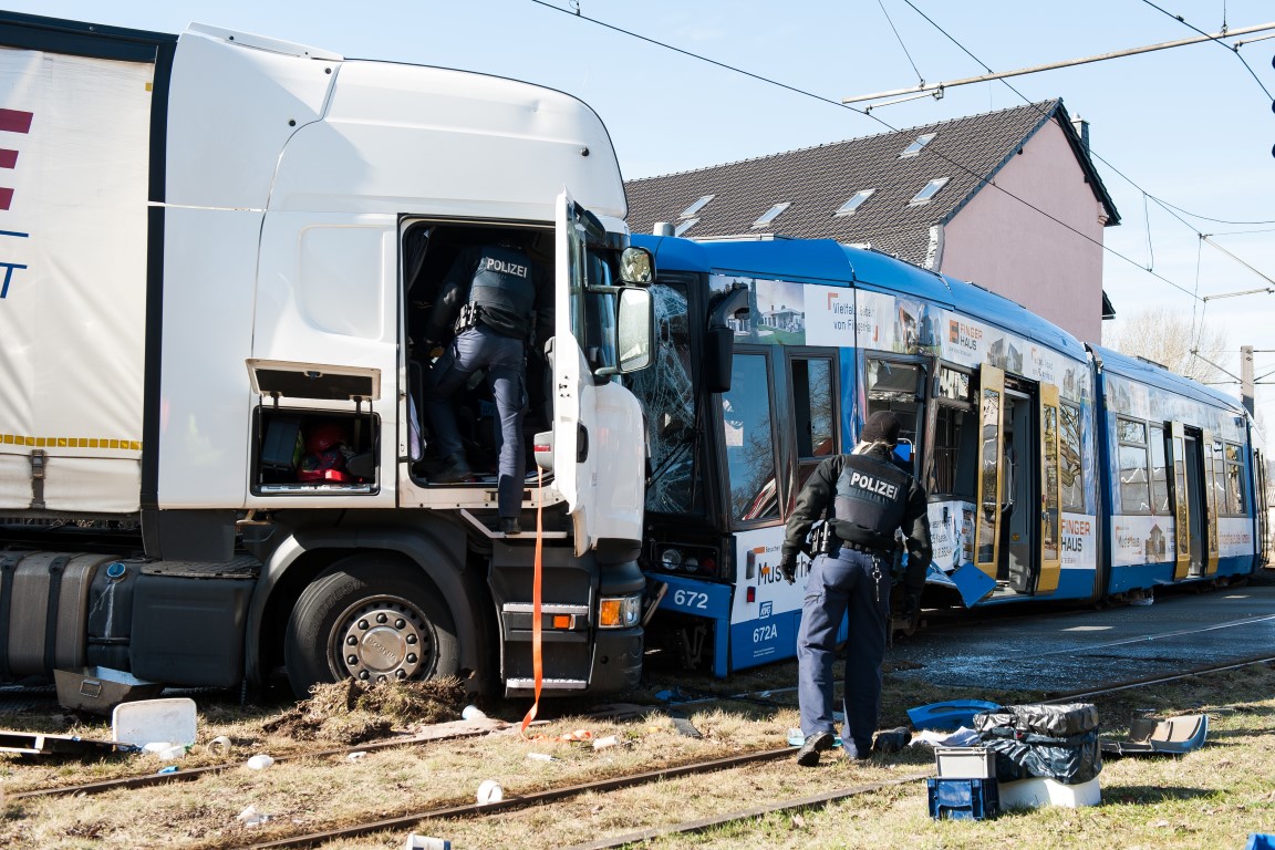Zusammenstoß Straßenbahn und Lkw