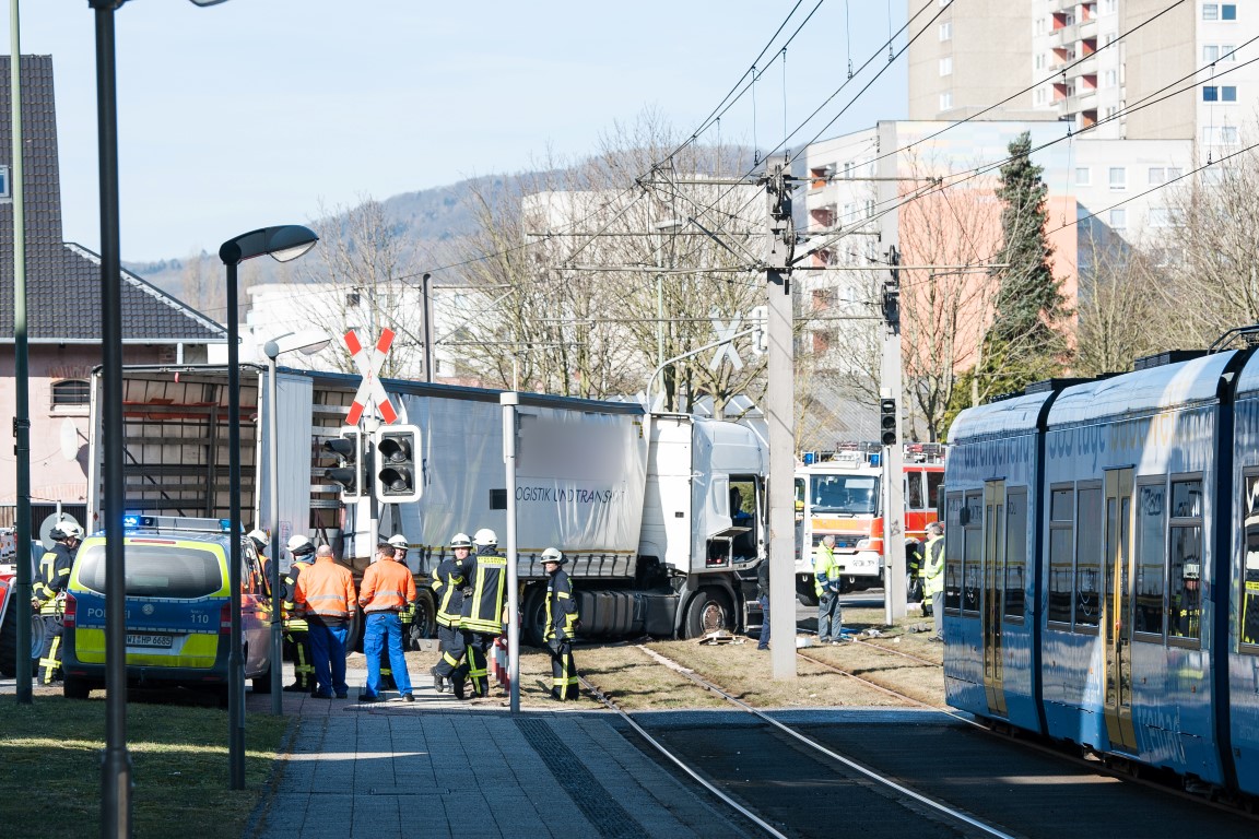 Zusammenstoß Straßenbahn und Lkw