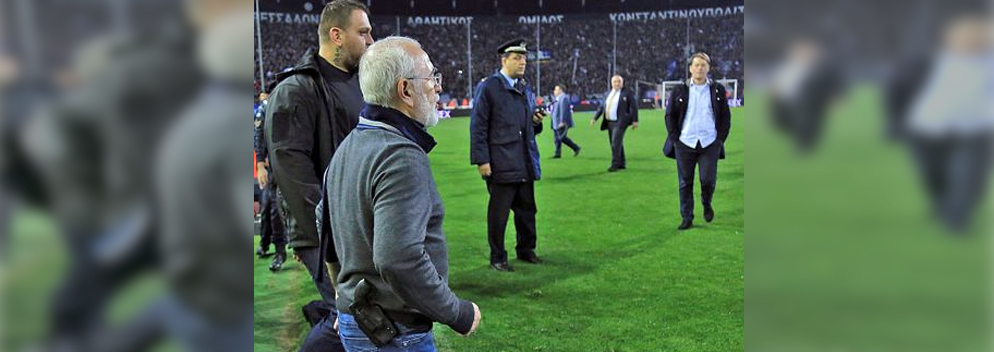 Griechischer Klub-Besitzer kommt mit Pistole auf den Fußballplatz