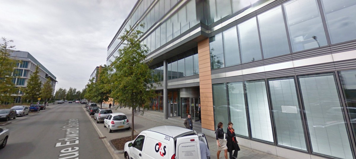 Rettungskräfte evakuieren EU-Parlament