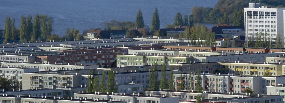 Zeitungsbotin findet Baby vor Haustür - Unterkühlter Junge außer Gefahr