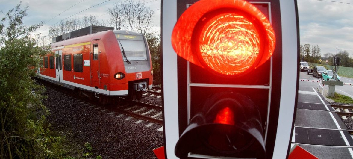 Zug rollte schon an: Polizisten ziehen Betrunkenen von Bahngleisen