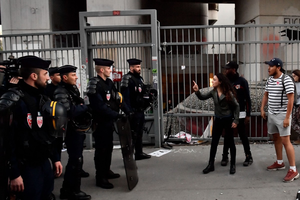 Von starrenden Polizisten und frustrierten Studenten