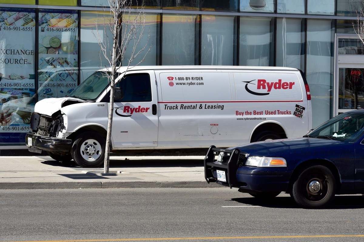 Lieferwagen_faehrt_i_57081000urn_binary_dpa_com_20090101_ap_88bce2b9eaba4f3aa908f96df6a58f30-FILED