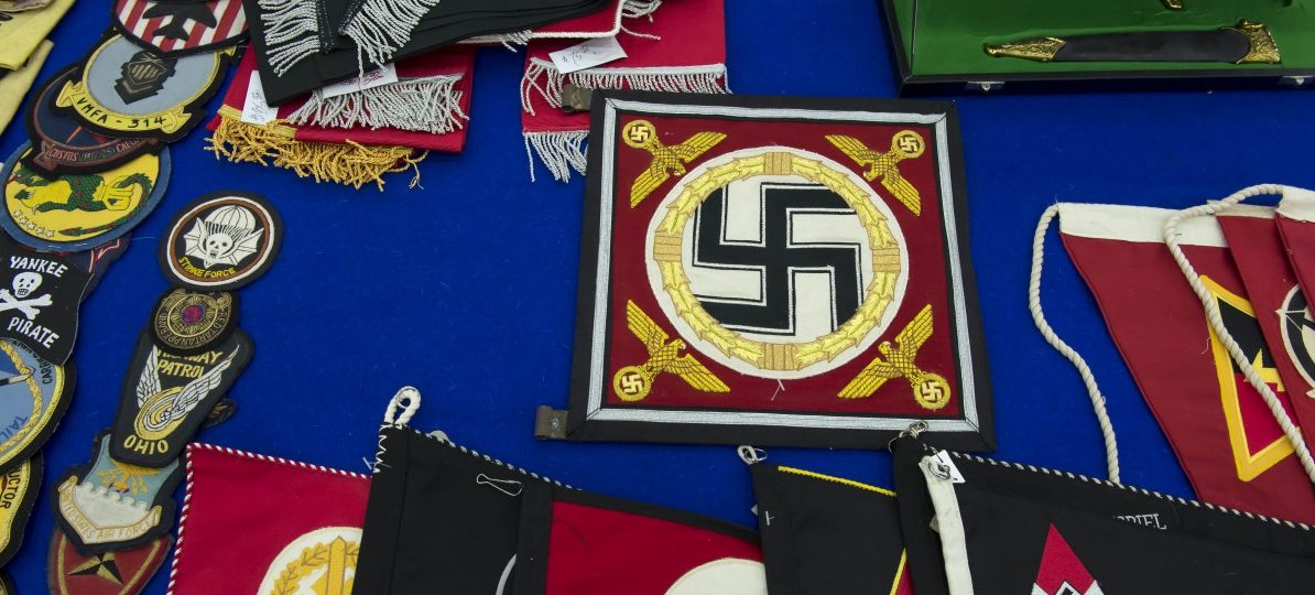 Umsonst ins Theater mit Hakenkreuzbinde? Großes Interesse