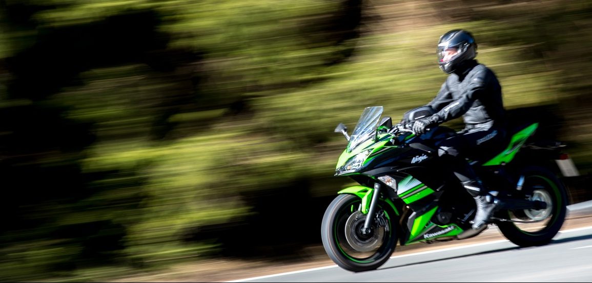 Mit 242 über die Landstraße - Biker kommt unerkannt davon