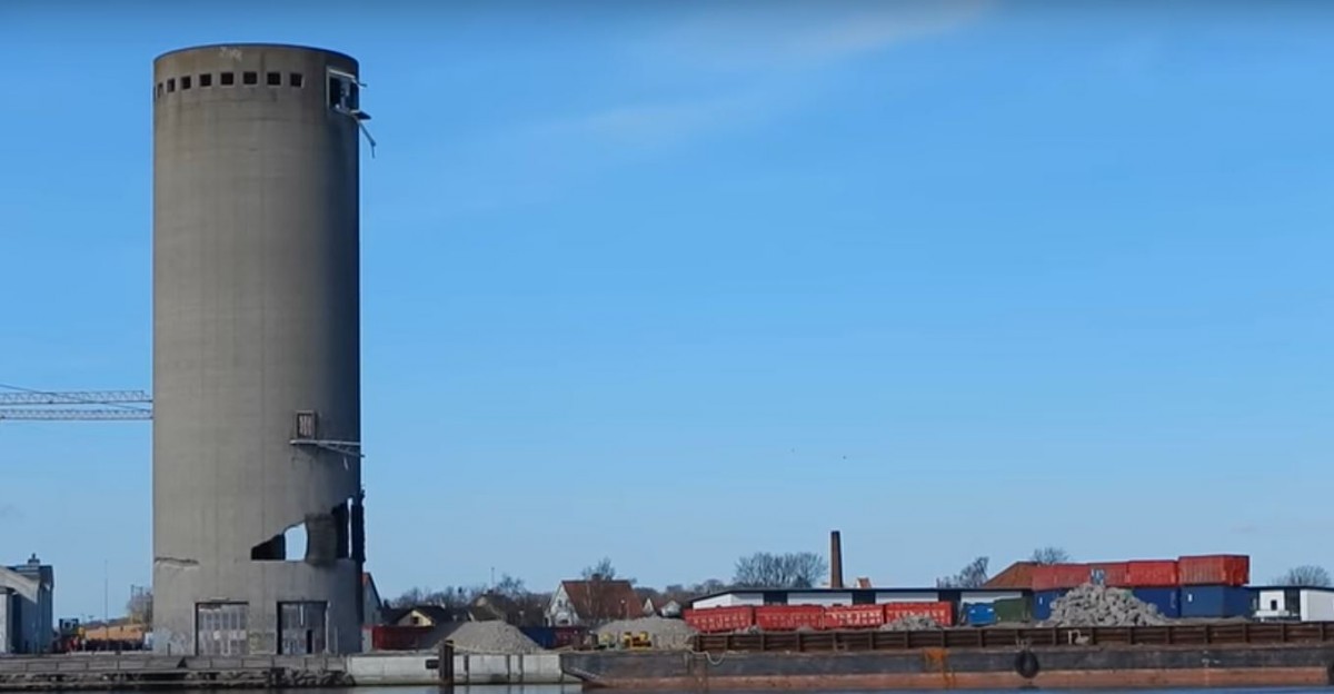 53-Meter-Turm landet nach Sprengung auf Kulturzentrum