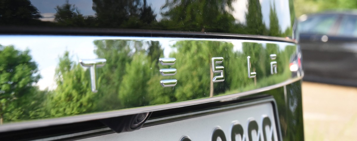 Behörde schließt Tesla von Ermittlungen zu tödlichem Unfall aus