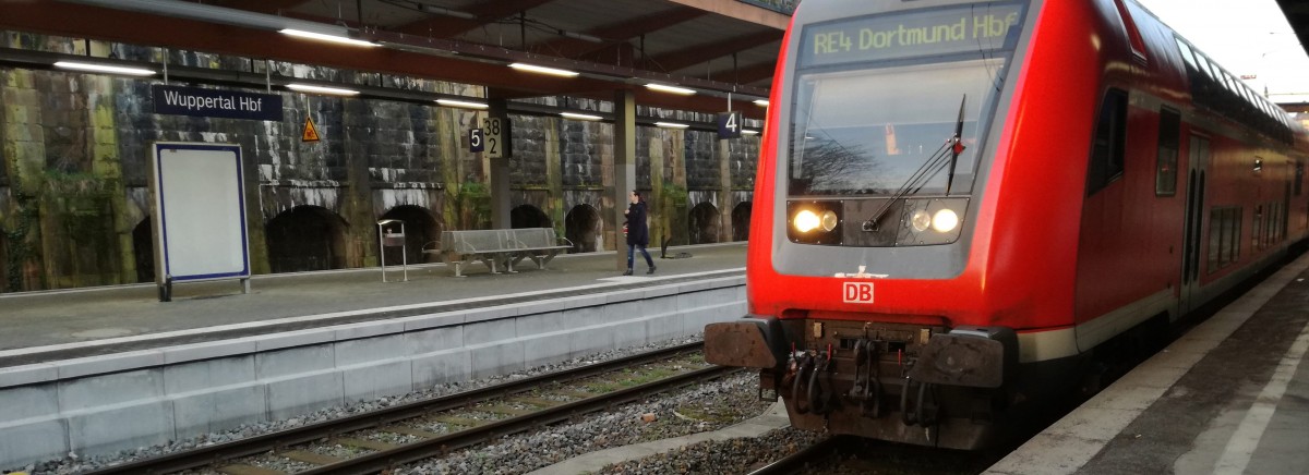 Mann springt mit fremdem Kind vor Zug