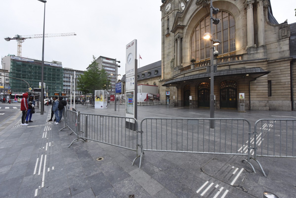 Statue bricht von der Fassade des Hauptbahnhofs ab