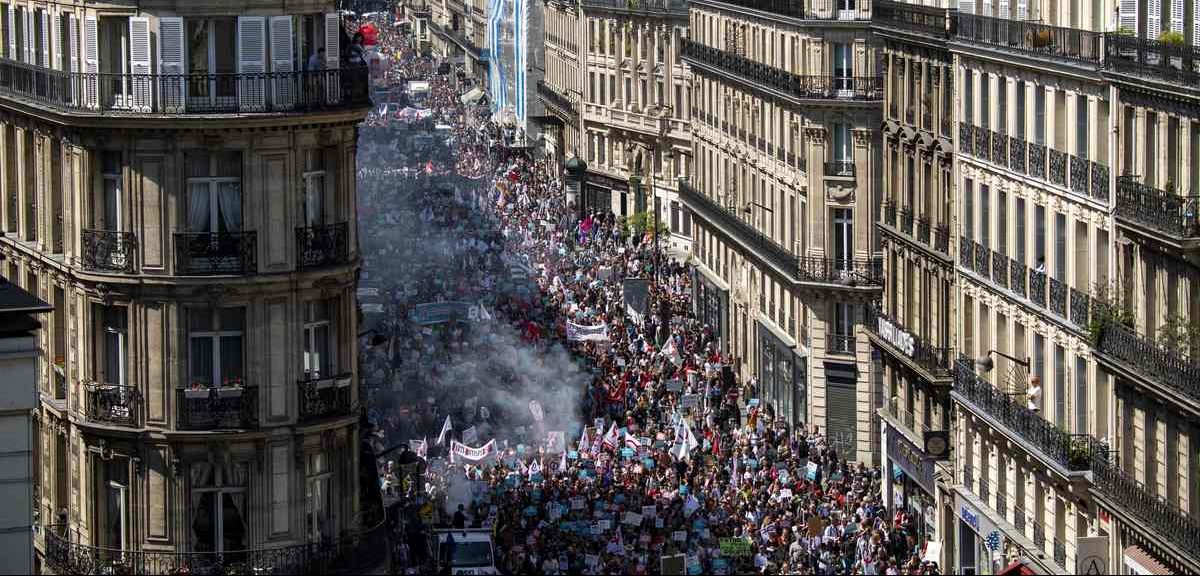 Zehntausende demonstrieren in Paris gegen Macrons Politik