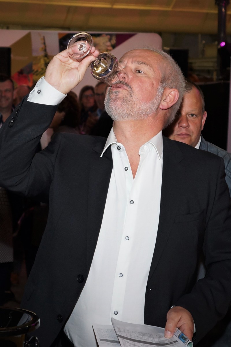 Fränk Linster bei der Weinprobe