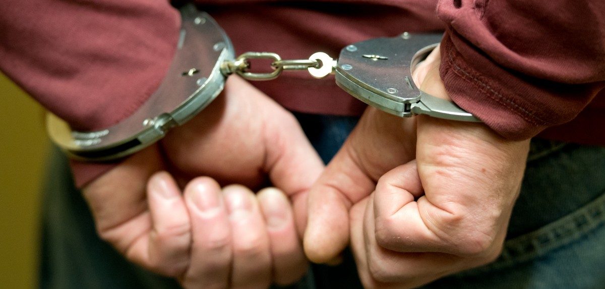 Schlägertyp mit Bärenkräften verbiegt seine Handschellen