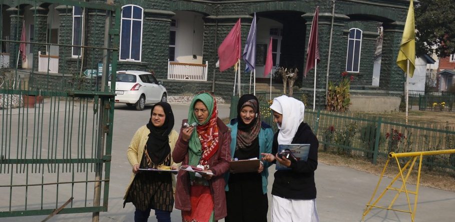 Kinder bringen Kinder zurück in die Schule