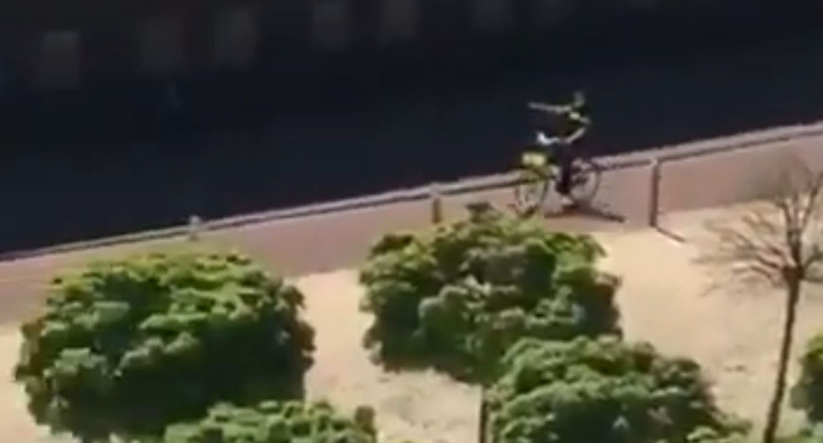 Den Haag: Fahrradpolizist jagt Angreifer – und schießt