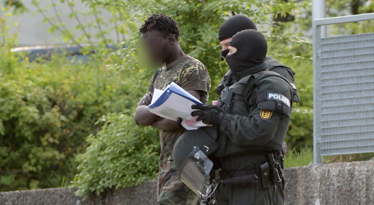 Abschiebung verhindert – Polizei stürmt Flüchtlingsheim