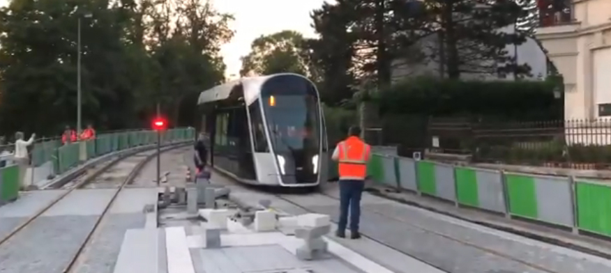 Erste Tram rattert über die place de l'Etoile