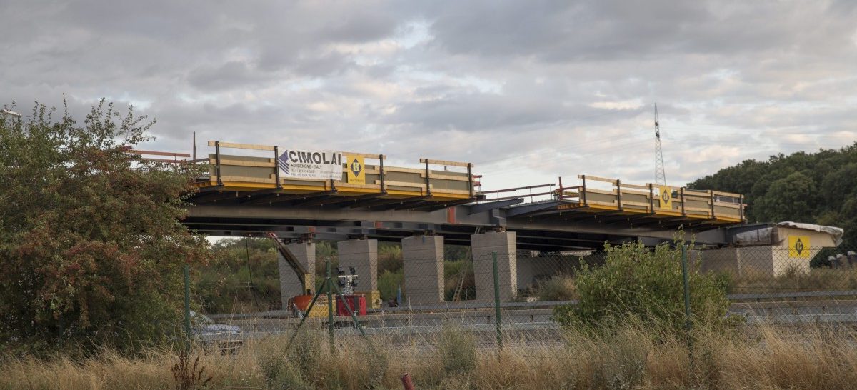 Spektakuläre Nachtaktion: Straßenbauer errichten Brücke über der A6
