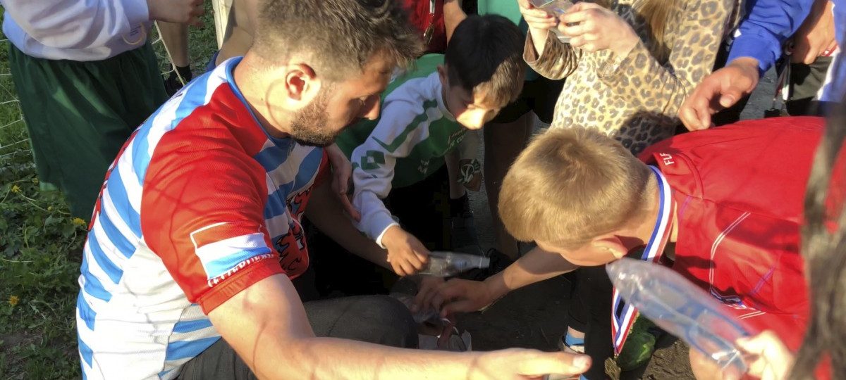 Die Not kurz vergessen - Man to Human Asbl. überreicht bedürftigen Kindern Sportartikel