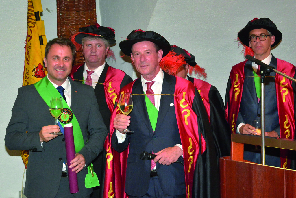 Großmeister Roby Ley mit Neumitglied Xavier Bettel bei der Aufnahmezeremonie während der außerodertlichen «Chapitre» im Juli dieses Jahres. (Foto: Carlo Rinnen)
