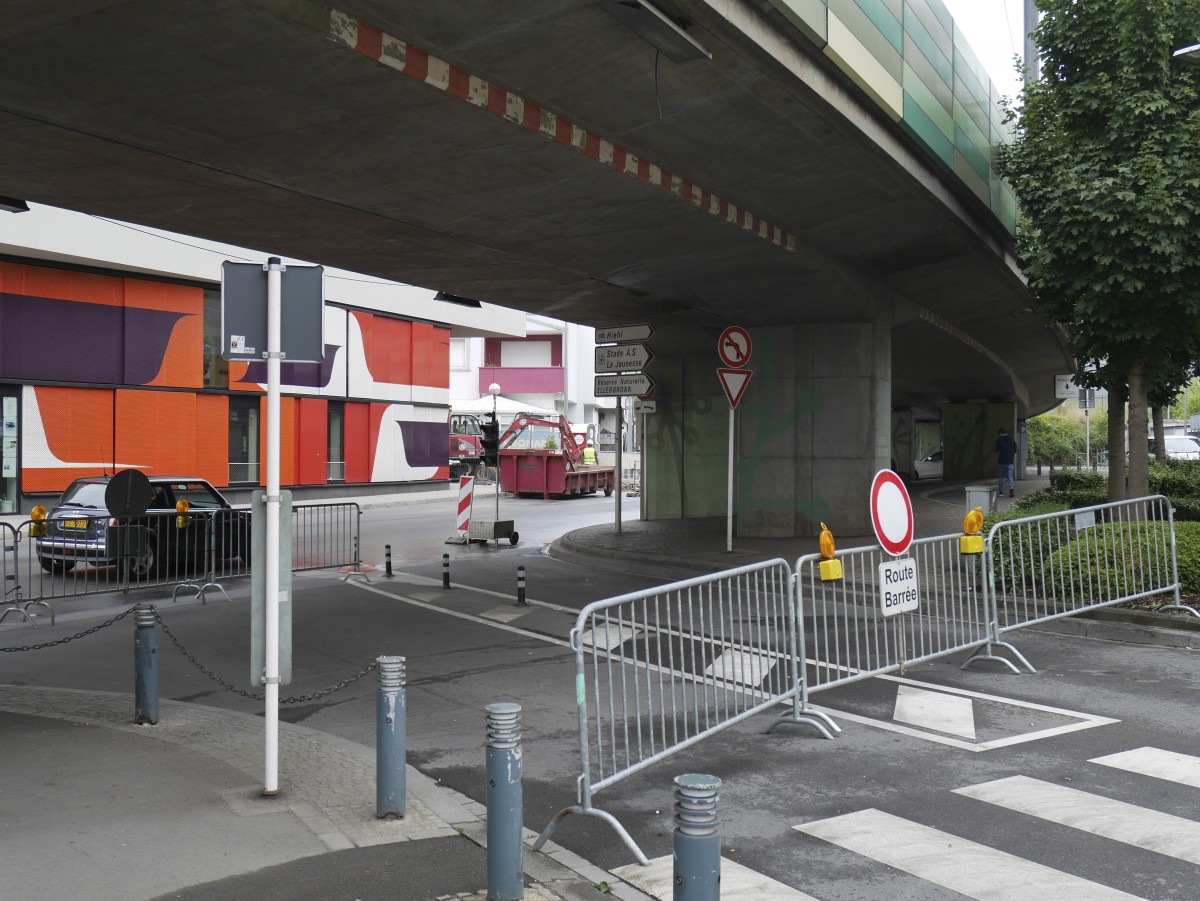 In Esch wird für einen neuen Bordstein gebaggert