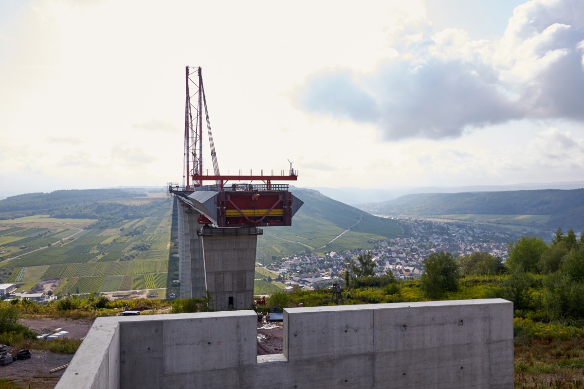 Hochmoselbruecke_58415679urn_binary_dpa_com_20090101_180817-90-008263-FILED