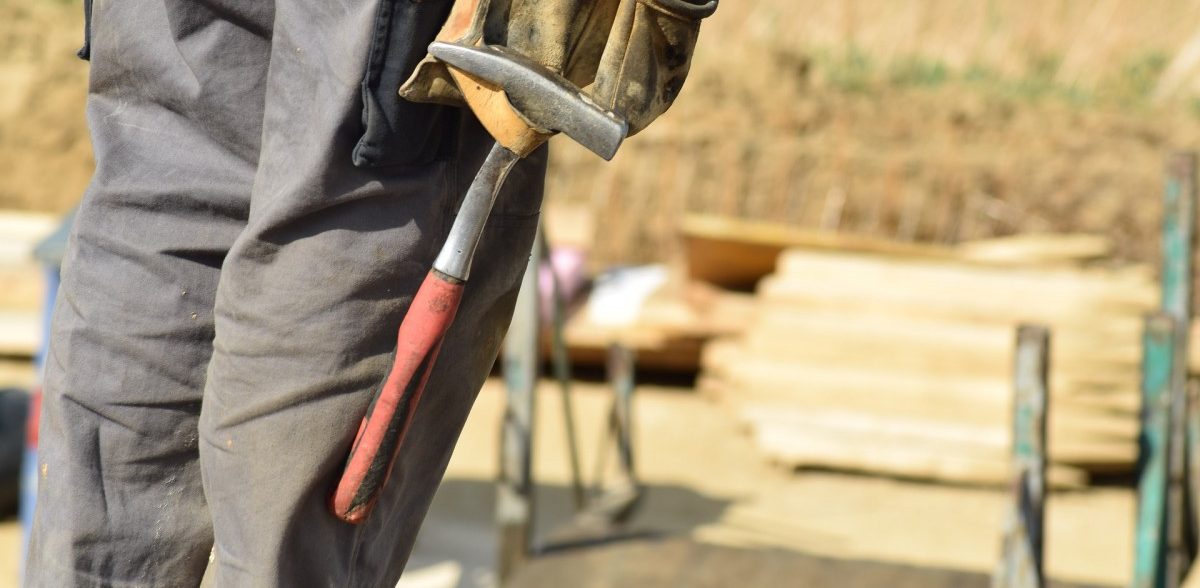 Nach Handwerker-Betrug: Mann klammert sich an Lieferwagen und nimmt sich Geld zurück