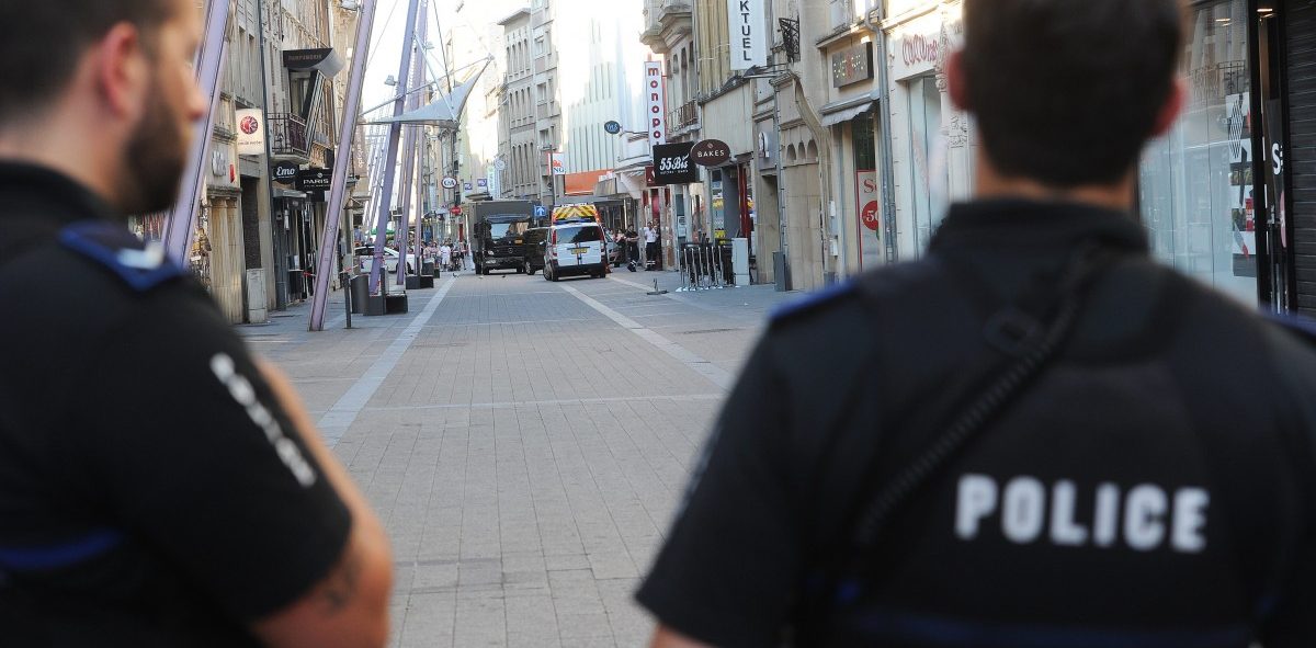 Esch/Alzette: Verwirrte Frau schlägt grundlos auf Kleinkind ein