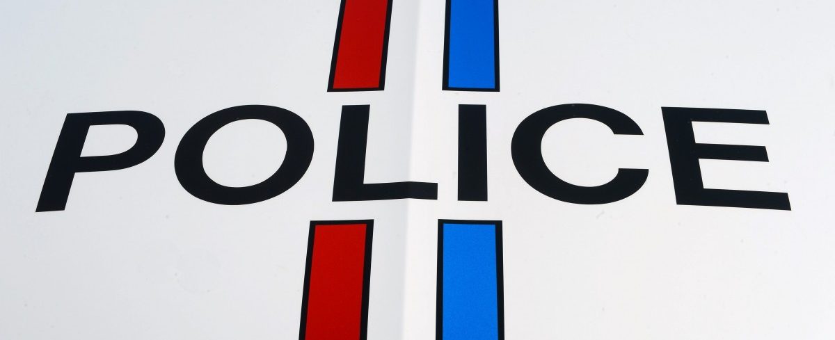 Mann mit Gaspistole zerstört Schaufenster