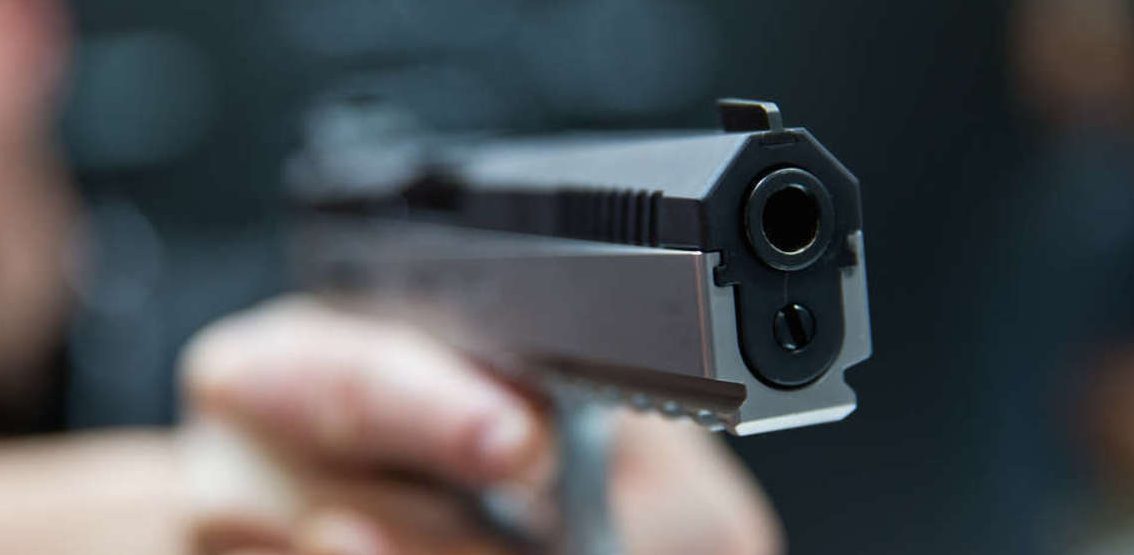 Bereldingen: Räuber halten Kneipenbedienung Waffe entgegen